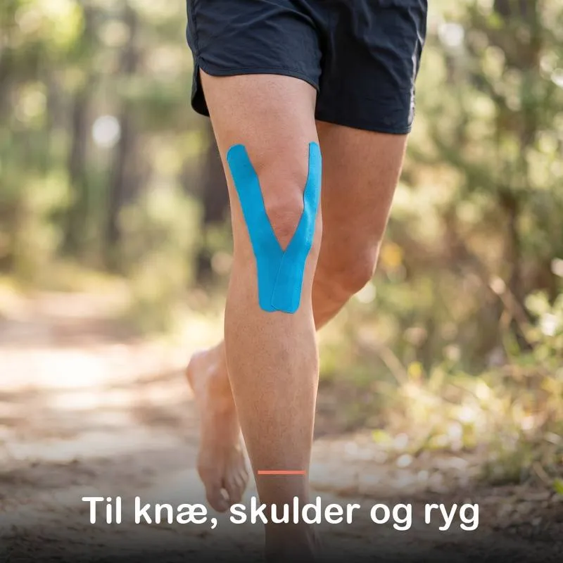 Blå kinesiologitape sat i et Y om knæet på en løber udendørs