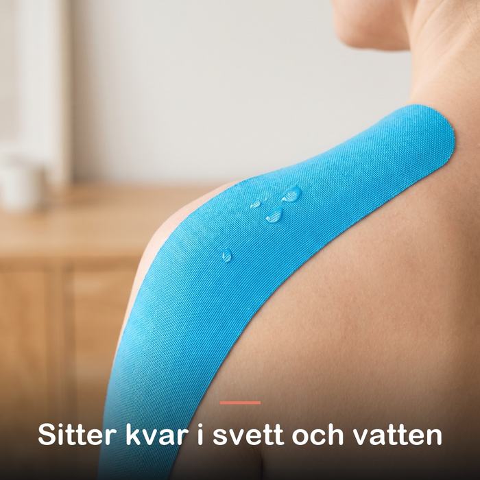 Närbild på kinesiotejp på en axel med vattendroppar som pärlar av