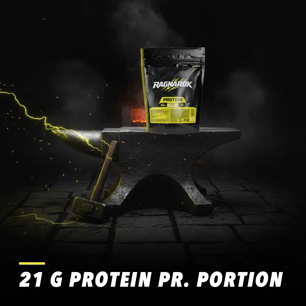 Ragnarok Protein 500 g p&aring; en ambolt i en smedje med gnister