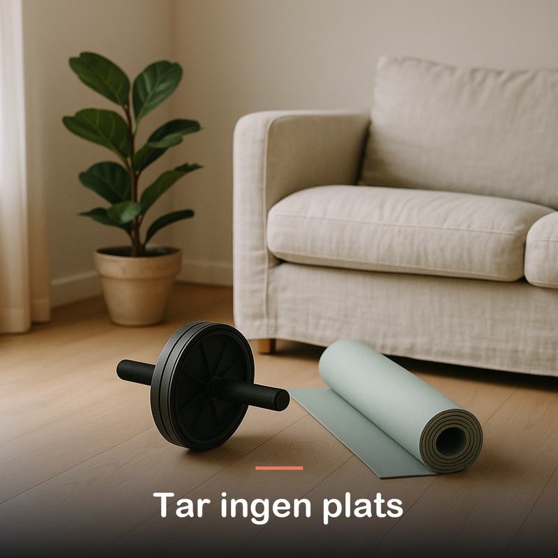Magrulle står i vardagsrummet bredvid en ihoprullad träningsmatta