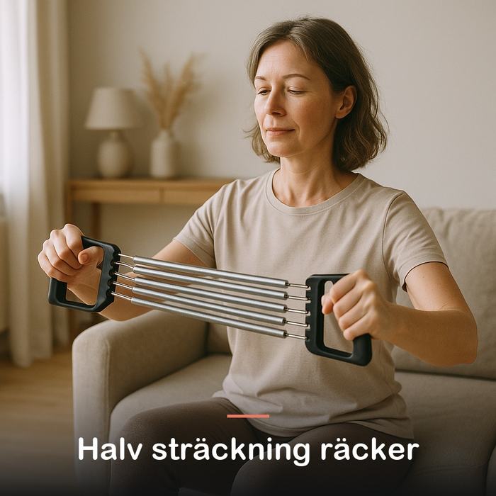 Kvinna drar ut expandern halvvägs sittande i en soffa