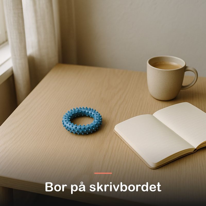 Massageringen ligger på ett skrivbord bredvid ett anteckningsblock