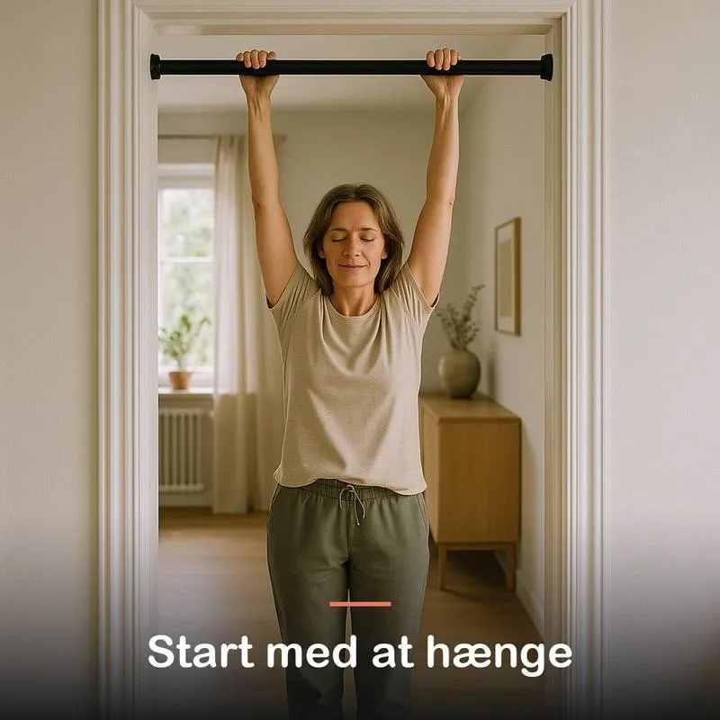 Kvinde h&aelig;nger med begge h&aelig;nder p&aring; stangen og f&oslash;dderne p&aring; gulvet