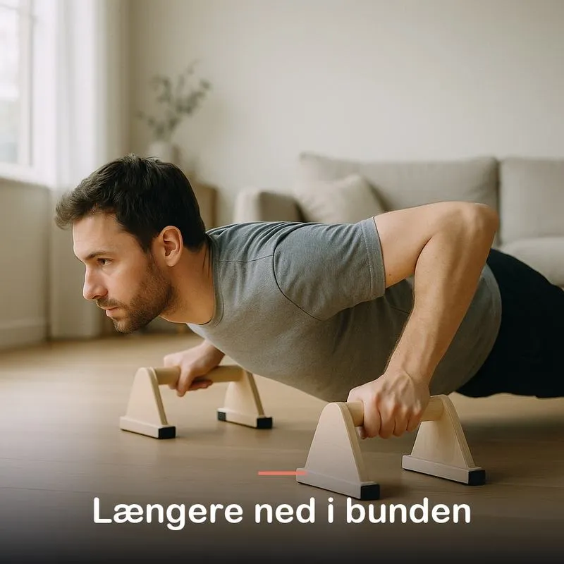 Mand i bunden af en armb&oslash;jning med h&aelig;nderne p&aring; to tr&aelig;greb